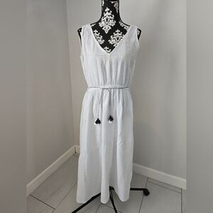 Elegant White Sleeveless Dress Size L